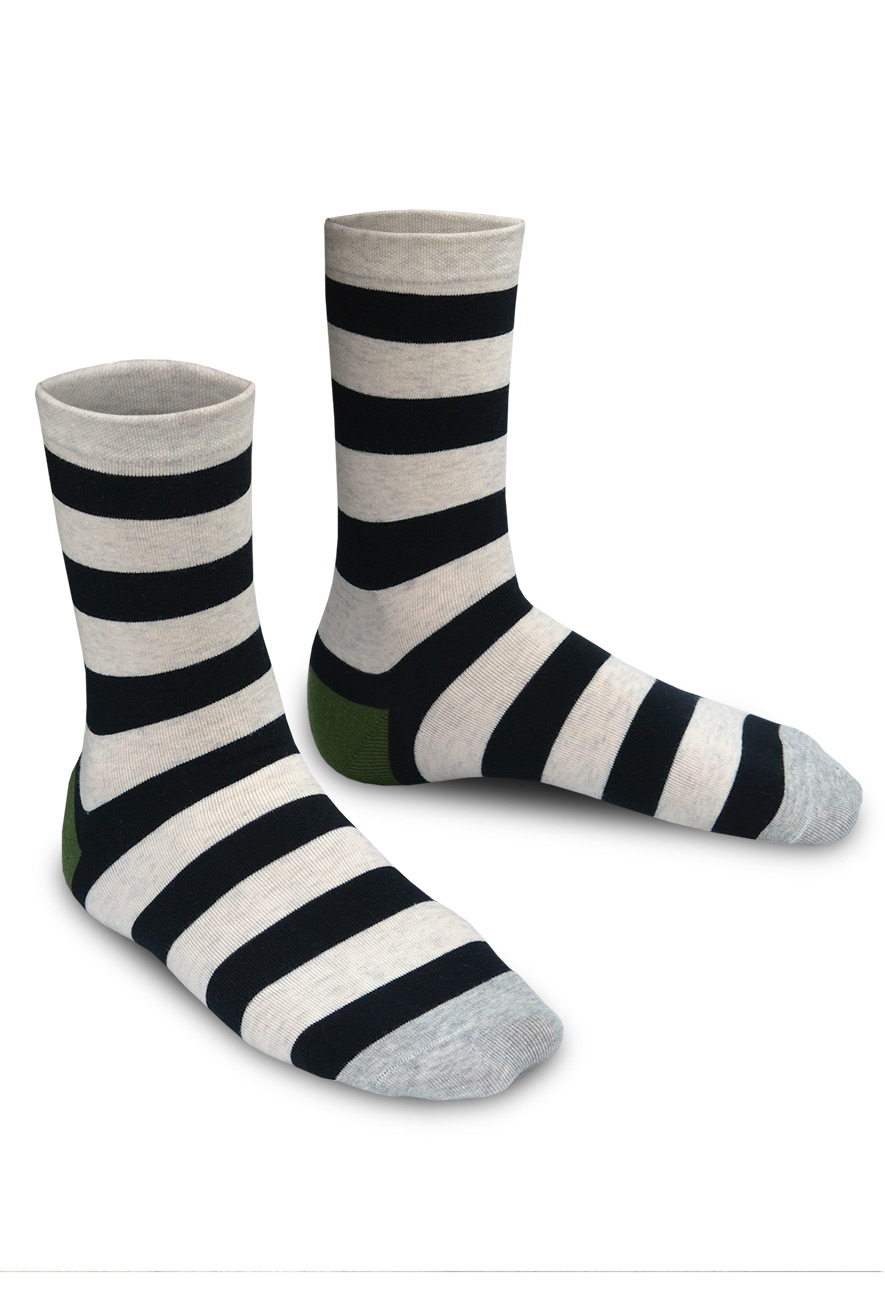 полосатые носки с зеленой пяткой