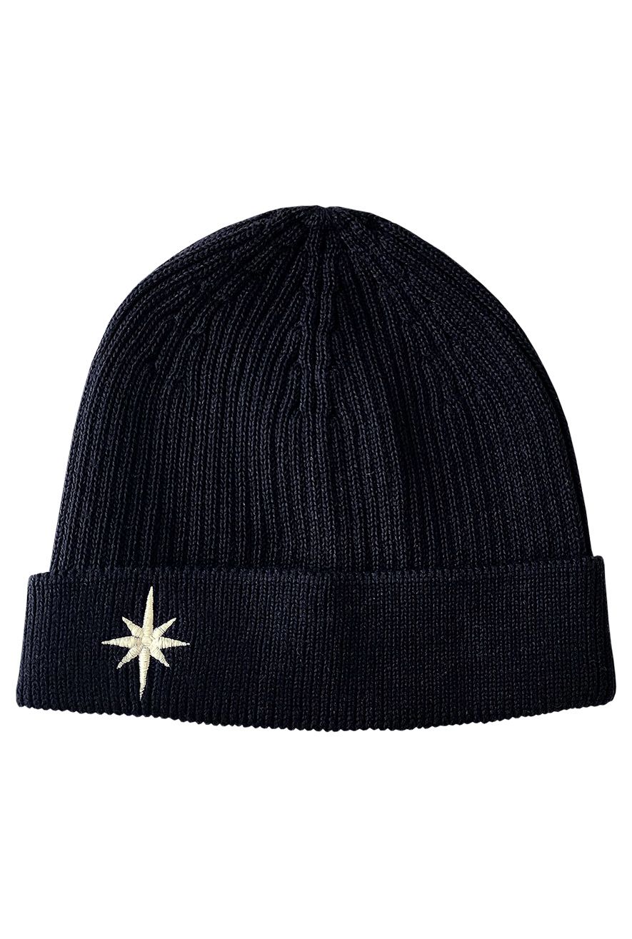 черная шапка с рождественской звездой