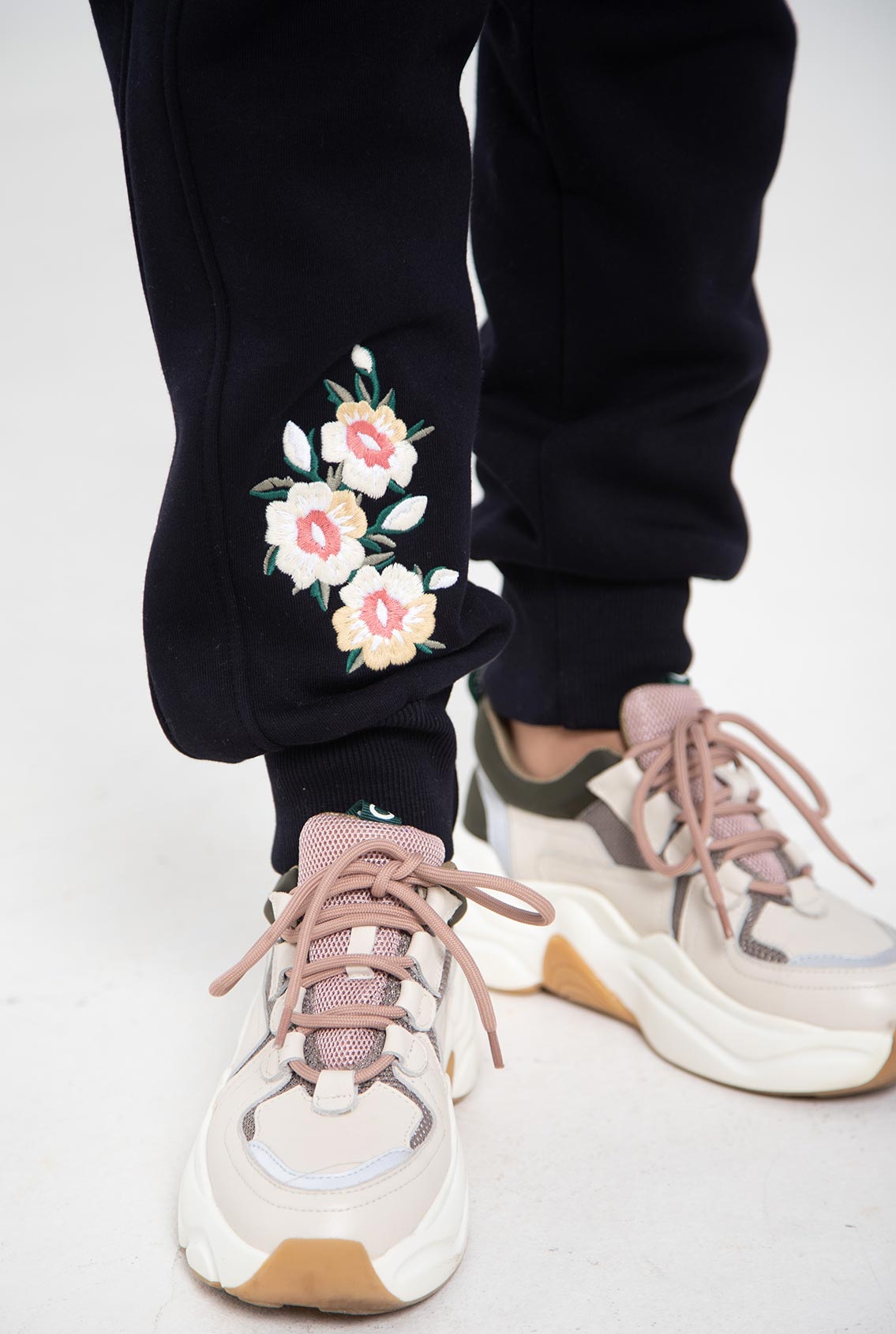 Joggers with embroidery 