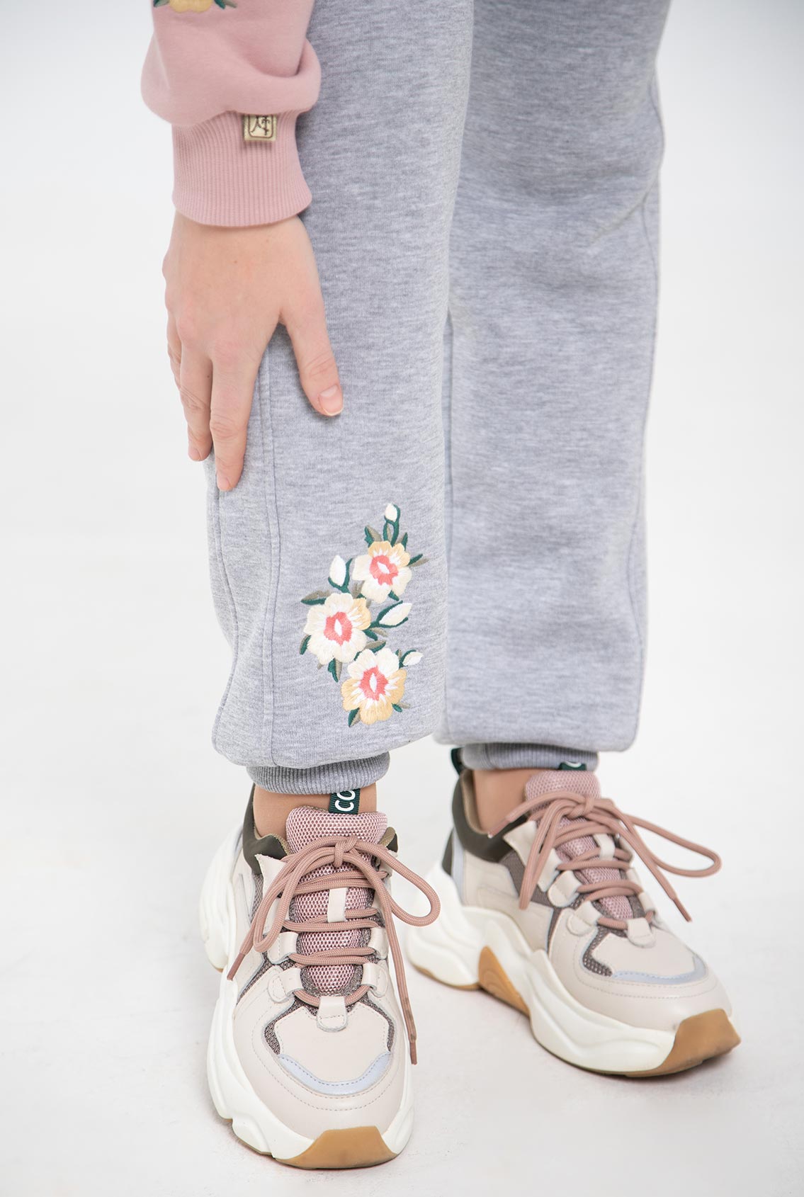 Sweatpants with embroidery 