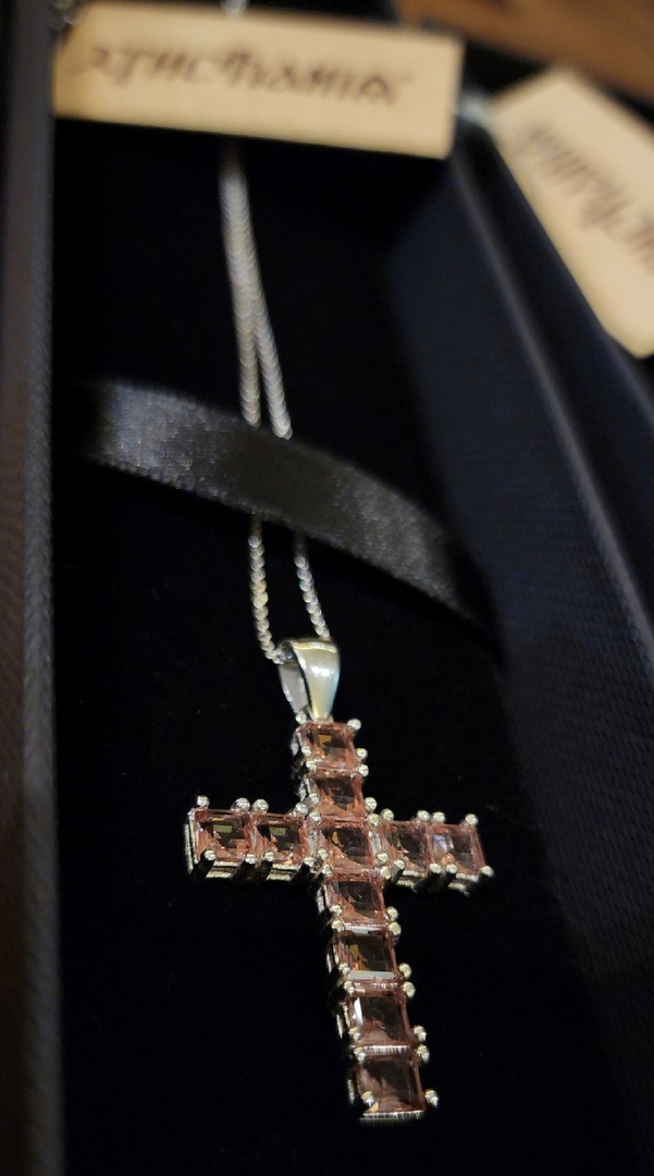 Крест из султанита на цепочке